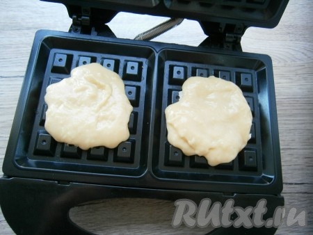 Выкладывать тесто по 1,5 столовые ложки в разогретую вафельницу, закрыть крышку.
