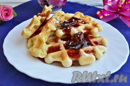 Подавать вкусные, рассыпчатые песочные вафли, испеченные в электровафельнице, можно с вареньем, сгущенкой или просто посыпать сахарной пудрой. Очень вкусно с чаем или кофе, а также с холодным молоком.
