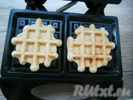 Выпекаются такие вафли около 4-5 минут.

