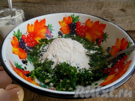 Затем введите муку, сразу всю не всыпайте, возможно, ее уйдет чуть меньше. На этот раз я использовала всего 2 столовые ложки муки.
