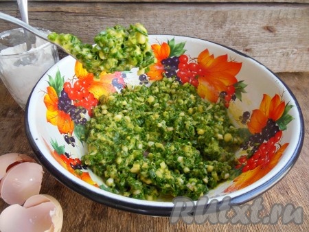 Перемешайте. По консистенции тесто получится не слишком густым, но и не жидким.
