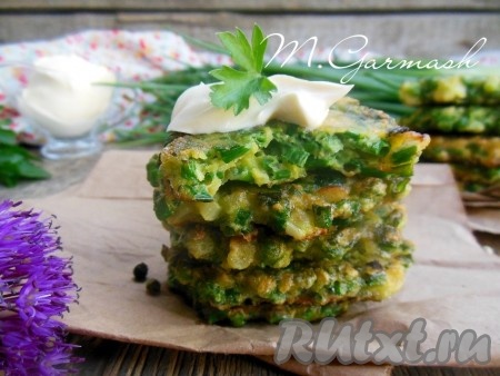 Вкусные, сочные и по-настоящему весенние котлеты из зеленого лука и яиц подавайте на стол со сметаной.
