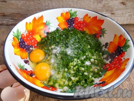 Добавьте черный молотый перец, соль и сырые яйца, перемешайте вилкой.
