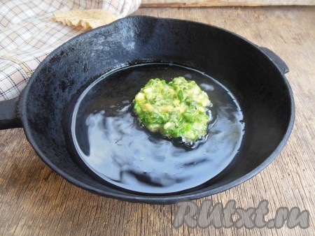 Разогрейте сковороду, добавьте растительное масло. Выкладывайте котлеты при помощи столовой ложки, придавая форму оладий.
