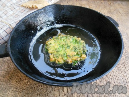 Готовьте луковые котлеты на среднем огне без крышки, обжаривая их по паре минут с каждой стороны (до румяной корочки). Горячие котлеты переложите на бумажное полотенце или бумажные салфетки для удаления излишков масла.