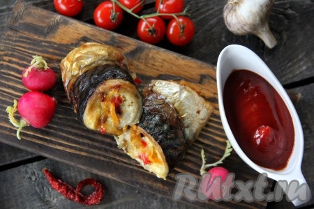 Аппетитные, нежные и очень вкусные рулеты из скумбрии с сыром и овощами подать к столу в горячем виде с любым гарниром.