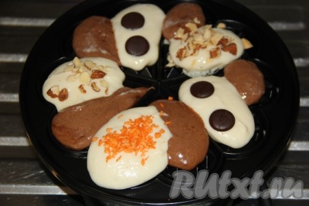 Поверх теста, по желанию, выложить: шоколадные капли, кокосовую стружку и дроблёные орехи.
