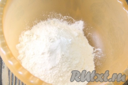 К просеянной муке добавить соду, разрыхлитель и соль, перемешать сухие ингредиенты.
