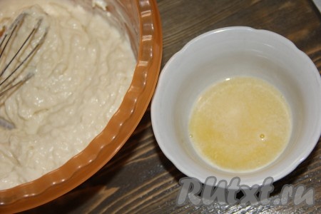 Сливочное масло растопить и охладить.
