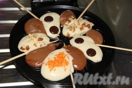 Затем вставить длинные шпажки в тесто и плотно закрыть крышку вафельницы.
