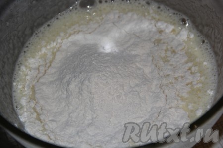 Затем просеянную муку всыпать в тесто и перемешать лопаткой.
