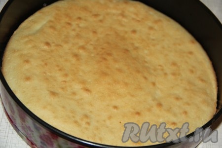 Разогреть духовку до 200 градусов. В разогретой духовке выпекать бисквит минут 15-20 минут (готовность проверить сухой зубочисткой - при проколе готового бисквита зубочистка останется чистой). Готовый бисквит остудить немного, затем достать из формы и полностью остудить.