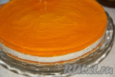 Поставить торт в холодильник на ночь. Утром аккуратно снять бортики формы и переложить торт на подставку.
