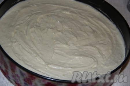 Собрать торт, для этого в разъёмную форму выложить бисквит, смазать его заварным кремом и разровнять. Поставить торт в холодильник на 3-4 часа.
