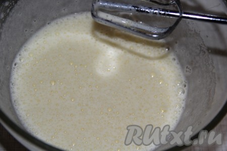 Пока наш крем остывает, приготовить бисквит. Яйца аккуратно разделить на желтки и белки. В чистой сухой посуде миксером взбить яичные белки с сахаром до пышного состояния, затем добавить желтки и ещё раз взбить.
