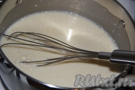 Перемешать получившуюся массу венчиком, поставить на средний огонь и, при постоянном помешивании, довести до кипения, затем уменьшить огонь.

