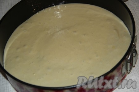 Форму для выпекания смазать растительным маслом и выложить тесто.&nbsp;
