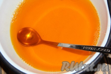 Для приготовления желейной прослойки торта развести желе в горячей воде, а затем остудить до комнатной температуры.
