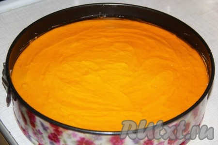 Достать торт из холодильника и аккуратно влить желе поверх крема.
