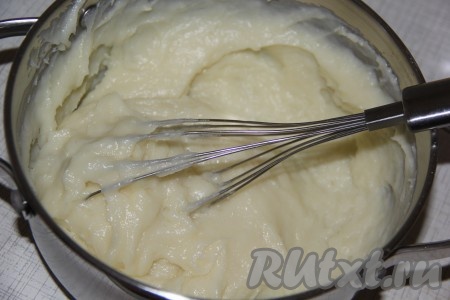 Варить крем до загустения, постоянно помешивая (в течение нескольких минут). Как только заварной крем загустеет, снять его с огня и полностью остудить.
