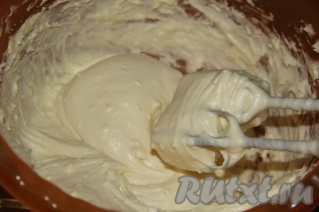 Сливочное масло для крема предварительно размягчить. Масло взбить миксером в течение 3-5 минут, затем понемногу добавлять в масло охлаждённый заварной крем и постоянно взбивать миксером. Крем получится блестящим и гладким.