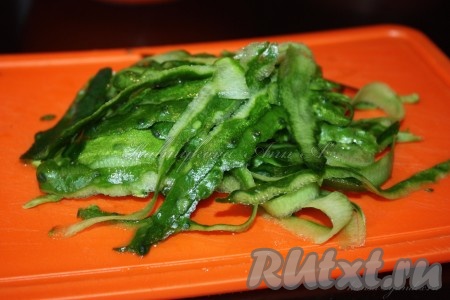 Снять с огурцов кожуру овощечисткой.
