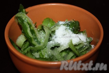 Положить соль и сахар.
