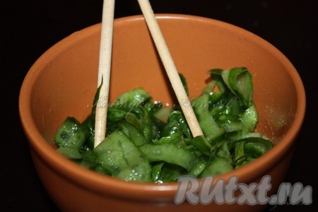 Настаивать около 12 часов в прохладном месте, во время настаивания раза 2-3 перемешать.
