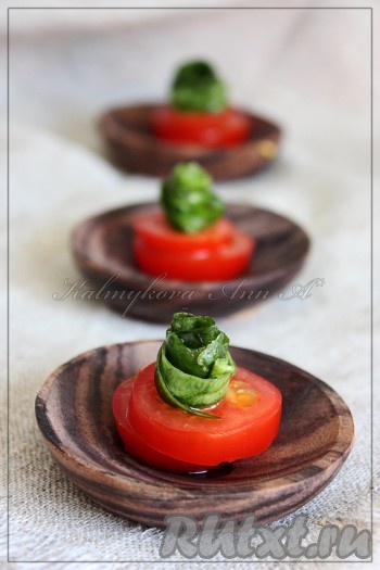 Можно пробовать оригинальную закуску из огуречной кожуры.
