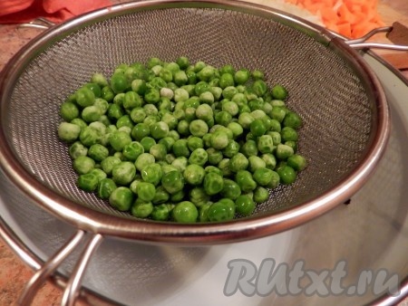 Горошек промыть теплой водой.