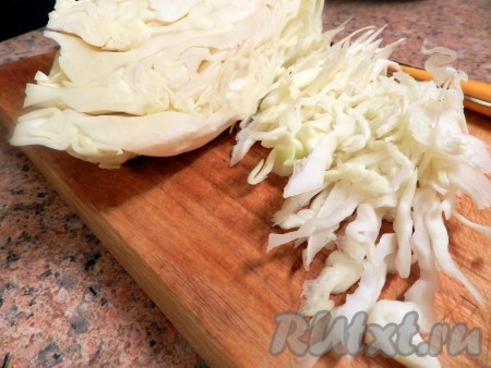 Капусту нашинковать. 
