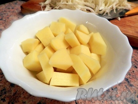 Нарезать картофель.