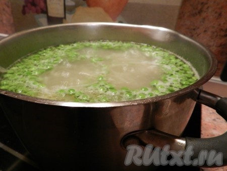 Из готового бульона вытащить куриное мясо, разобрать, отделить от костей и вернуть в бульон. Положить в кастрюлю картофель и капусту, посолить, варить до готовности. Затем добавить в суп зеленый горошек, проварить еще минут 5, затем добавить пассерованные овощи. Довести до кипения и выключить.