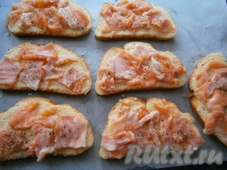 Рыбу поперчить и посолить.