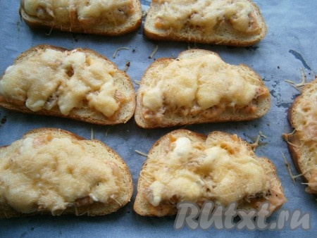 Запекать бутерброды 15-20 минут в духовке, разогретой до 180 градусов.
