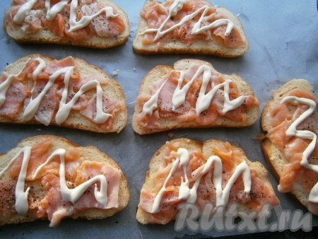 Смазать немного майонезом (или сметаной).
