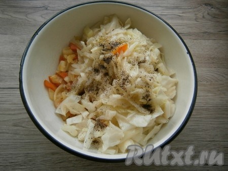 Обжарить капусту на среднем огне, периодически перемешивая, пока она немного не обмякнет (около 7-8 минут). Затем капусту остудить и добавить ее к обжаренным овощам в миске, посолить и поперчить.
