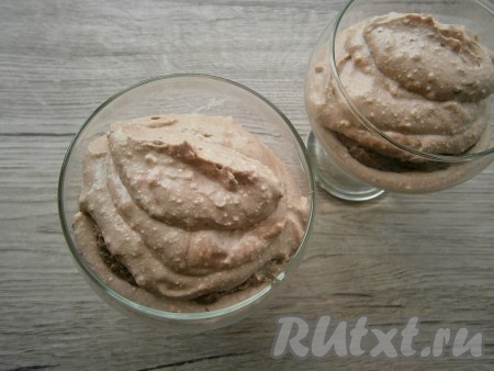 В креманки или стаканы выложить поочередно массу из печенья и творожно-шоколадную массу.