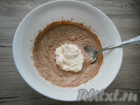Далее в творожно-шоколадную массу добавить половину взбитых сливок, смешать миксером.
