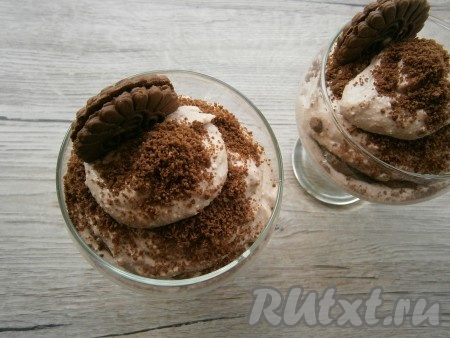 Сверху творожный десерт украсить крошкой из печенья и целым печеньем.
