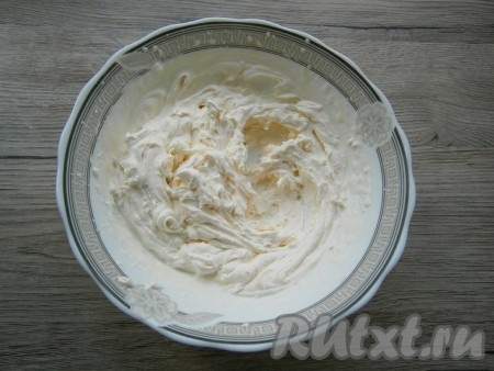 Охлажденные сливки взбить до мягких, но устойчивых пиков (не перебейте, иначе получится масло).
