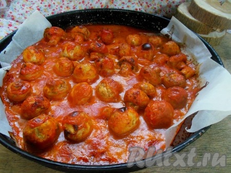 Запекайте шампиньоны в разогретой духовке при температуре 180-190 градусов 35-40 минут. В процессе запекания образуется небольшое количество жидкости, которая станет густым соусом. Шампиньоны, замаринованные в майонезе и томатном соусе по этому рецепту, можно запечь и на мангале на шампурах или на решётке в течение 15-20 минут (продолжительность запекания зависит от жара углей и того, насколько зажаристые грибочки вы хотите получить).
