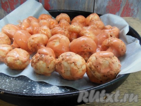 Затем переложите замаринованные шампиньоны в один слой на противень, застеленный пергаментом.
