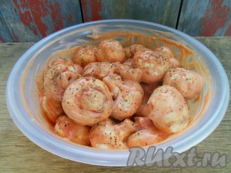 Накройте миску с шампиньонами пищевой пленкой и уберите на 2-3 часа в холодильник, чтобы грибы замариновались. Очень удобно замариновать грибы вечером и оставить их на ночь в холодильник.