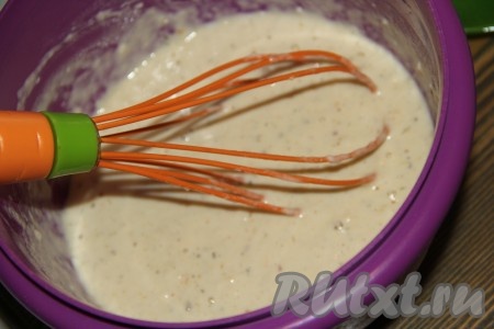 Перемешать тесто венчиком. Тесто для корн-догов получится не густым, как на оладьи.
