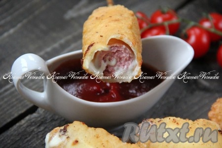 Корн доги, приготовленные в домашних условиях, подать с любимым соусом. Можно такие сосисочки взять на природу или использовать как быстрый перекус. Очень вкусно, попробуйте!