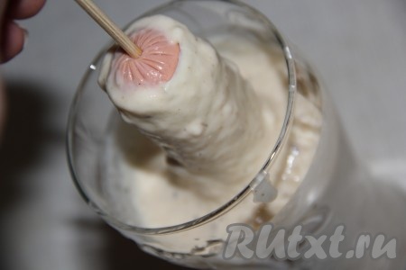 Окунуть сосиску в тесто.
