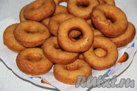 Выложить готовые пончики на бумажное полотенце. Домашняя выпечка - это всегда вкусно, но мы еще дополнительно украсим ее глазурью.
