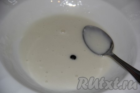 Пока наши домашние пончики остывают, приготовим глазурь, для этого 200 грамм сахарной пудры нужно всыпать в удобную миску. Добавляя в сахарную пудру по 1 чайной ложке молока, тщательно перемешивать. Как только глазурь станет по консистенции напоминать сгущённое молоко, добавить краситель (я использую гелевый краситель, его нужно совсем немного - на кончике зубочистки), тщательно перемешать. При желании, можно глазурь, приготовленную из молока и сахарной пудры, разделить на несколько частей и добавить в каждую часть свой краситель, тогда получатся разноцветные пончики (я приготовила пончики в голубой и жёлтой глазури).
