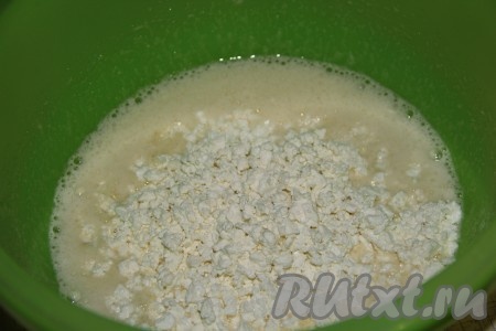 Затем добавить творог. Хорошо взбить миксером. Я творог не перетирала, в тесте попадались крупинки творога, прямо как я люблю.
